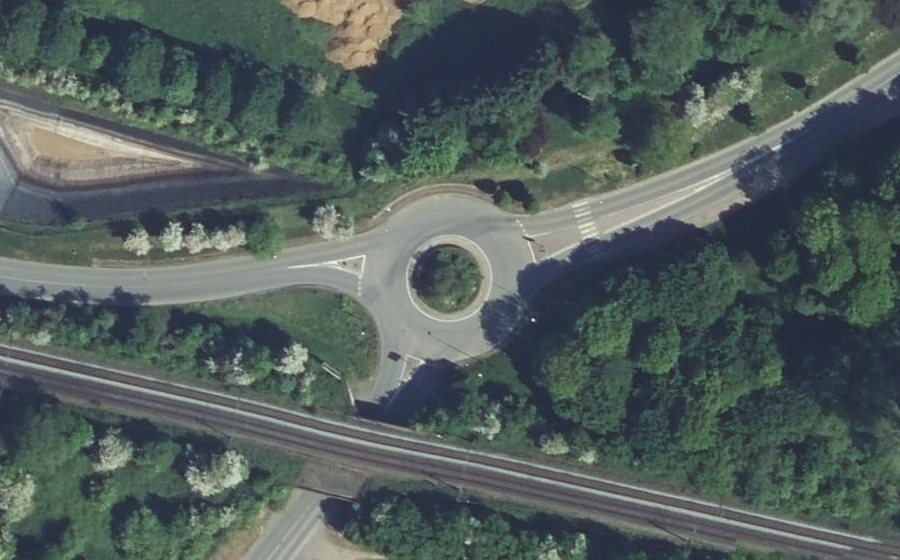 Vue aérienne du Rond-point anonyme n°116484748