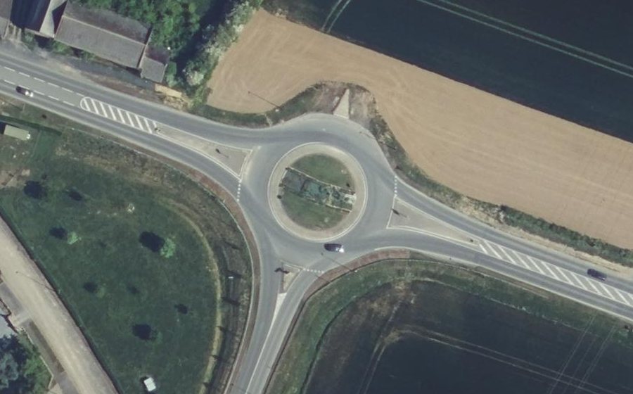 Vue aérienne du Rond-point anonyme n°116484756