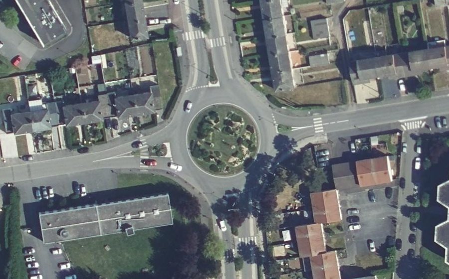 Vue aérienne du Rond-point anonyme n°116484839