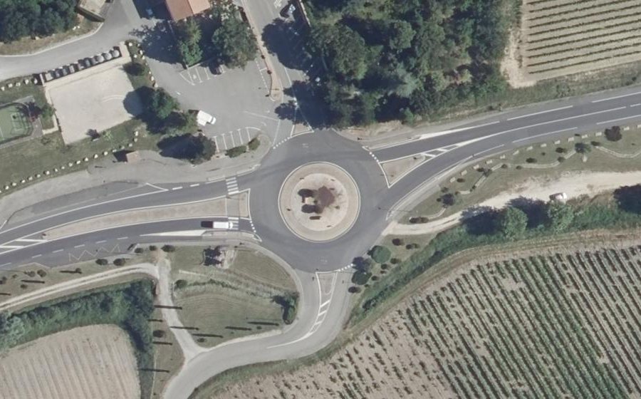 Vue aérienne du Rond-point anonyme n°116497693