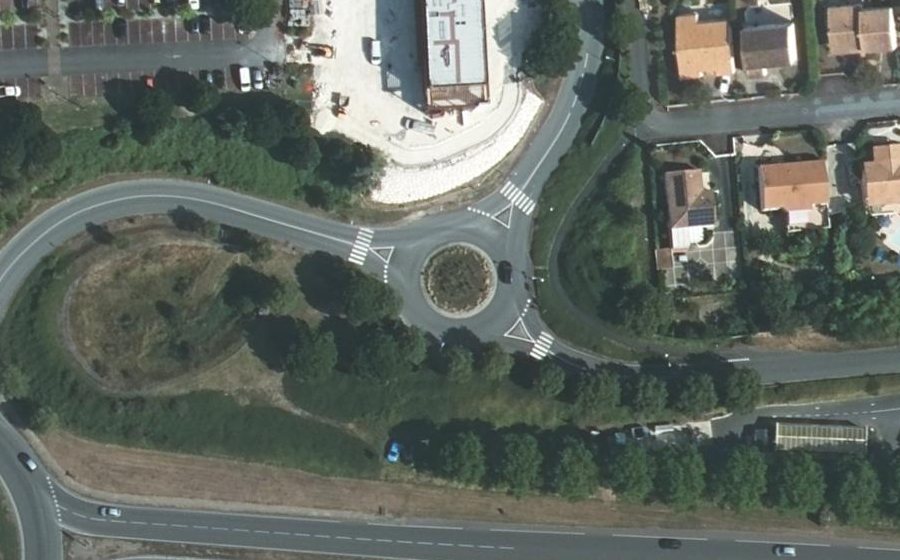 Vue aérienne du Rond-point anonyme n°116535817