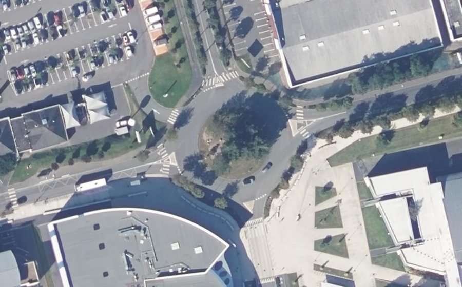 Vue aérienne du Rond-point anonyme n°1165479395