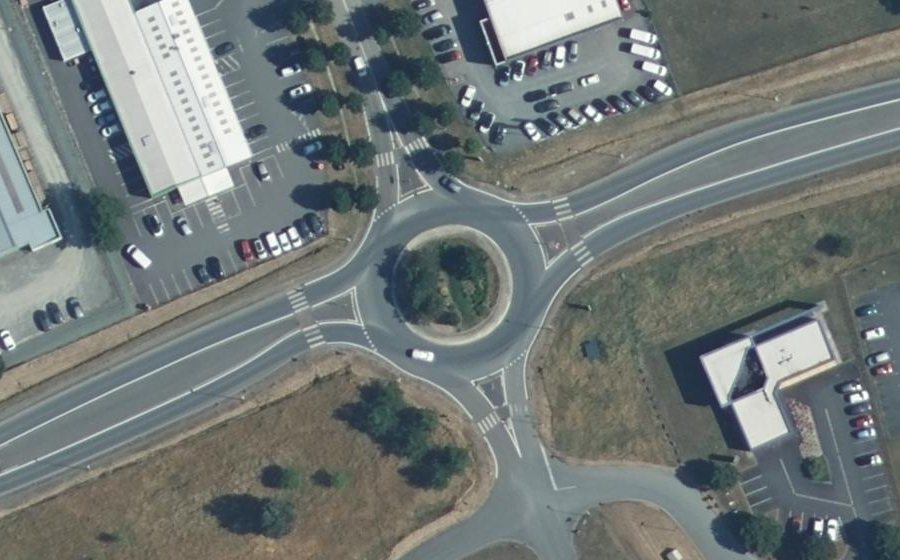 Vue aérienne du Rond-point anonyme n°116568575
