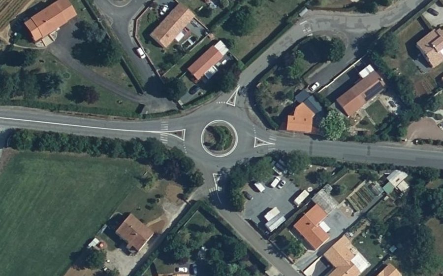 Vue aérienne du Rond-point anonyme n°116568865