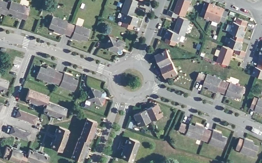 Vue aérienne du Rond-point anonyme n°116580429