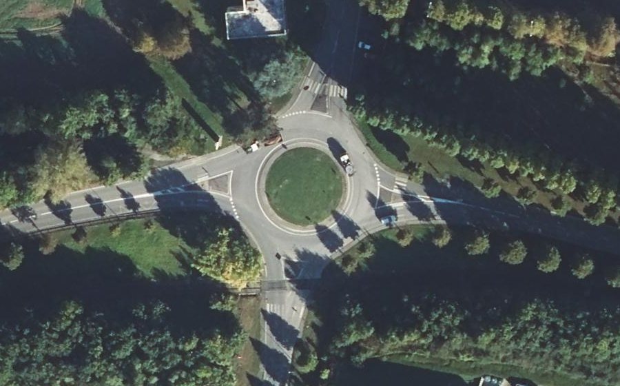Vue aérienne du Rond-point anonyme n°116599241