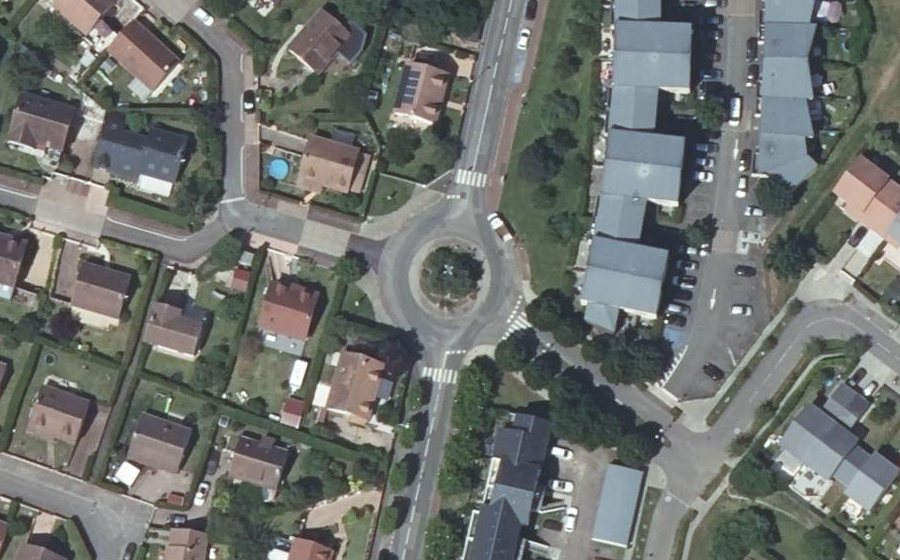 Vue aérienne du Rond-point anonyme n°116637619