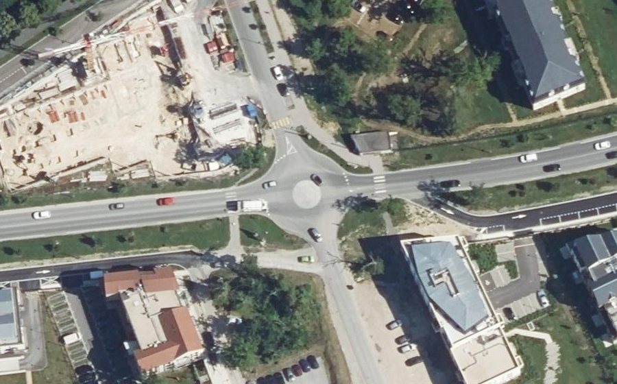 Vue aérienne du Rond-point anonyme n°1167453135
