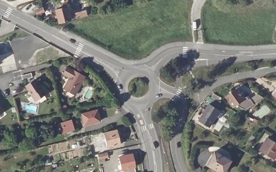 Vue aérienne du Rond-point anonyme n°116808775