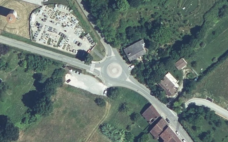 Vue aérienne du Rond-point anonyme n°1168362872