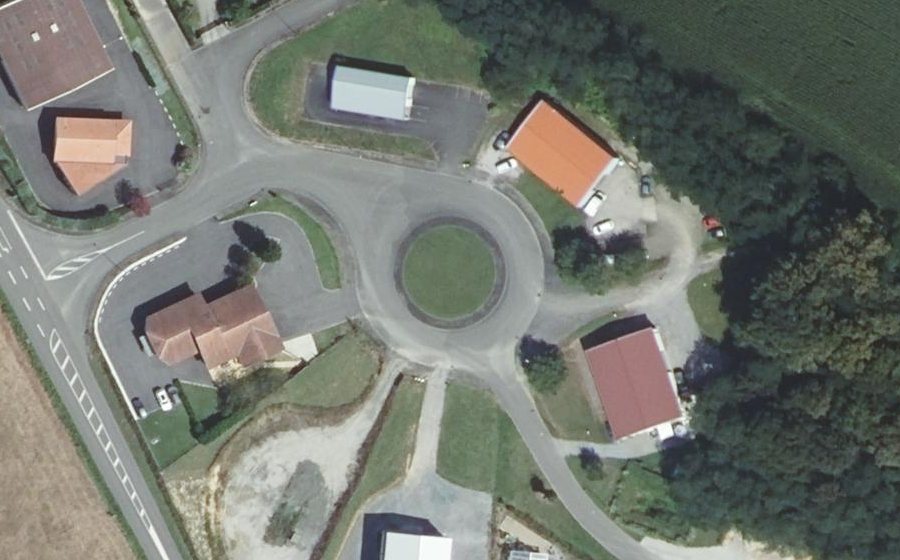 Vue aérienne du Rond-point anonyme n°116870316