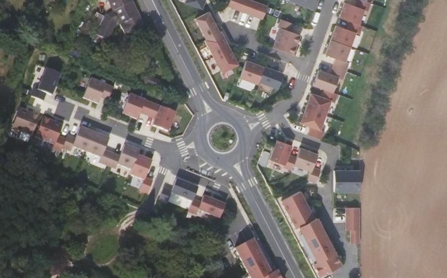 Vue aérienne du Rond-point anonyme n°1168898080