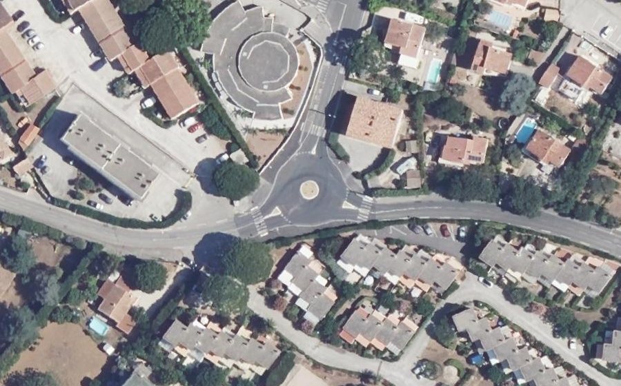 Vue aérienne du Rond-point anonyme n°1168963631