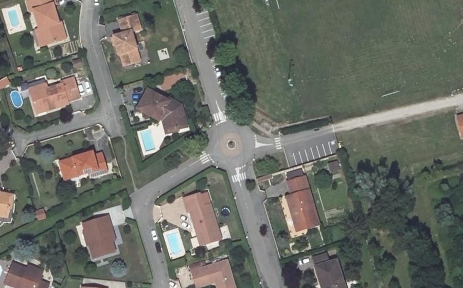 Vue aérienne du Rond-point anonyme n°117130881