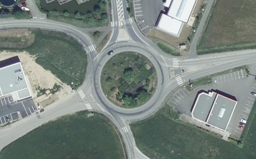 Vue aérienne du Rond-point anonyme n°117241316