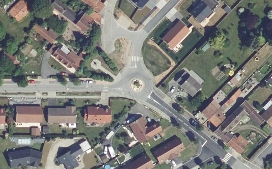 Vue aérienne du Rond-point anonyme n°1172691125