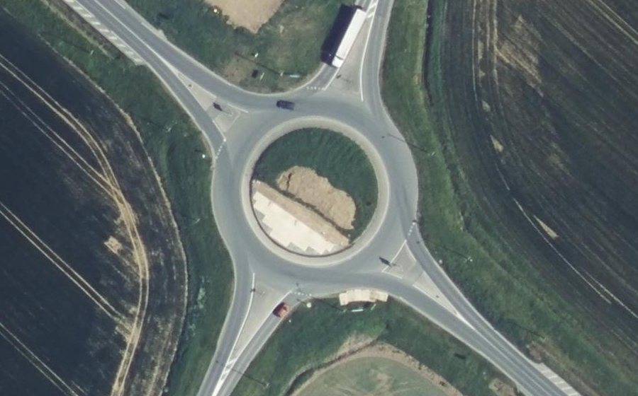 Vue aérienne du Rond-point anonyme n°117349362