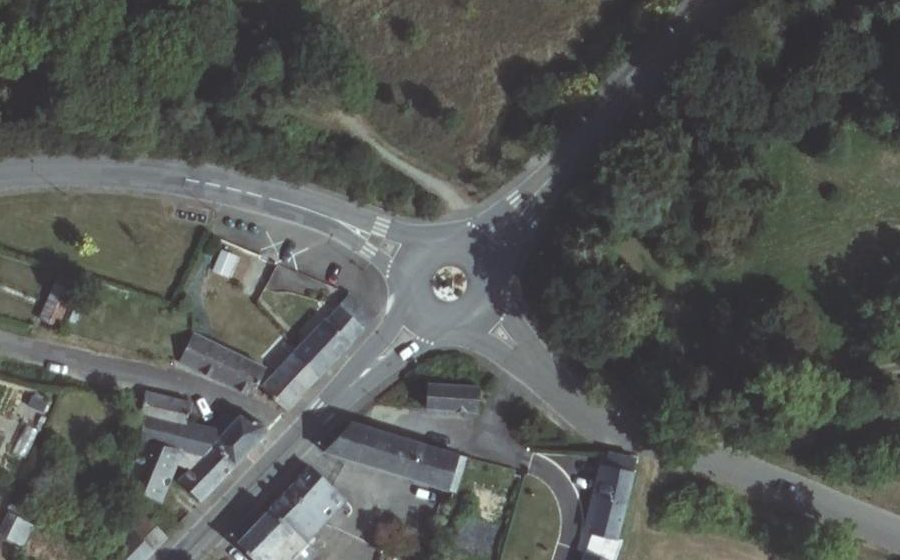 Vue aérienne du Rond-point anonyme n°117363672