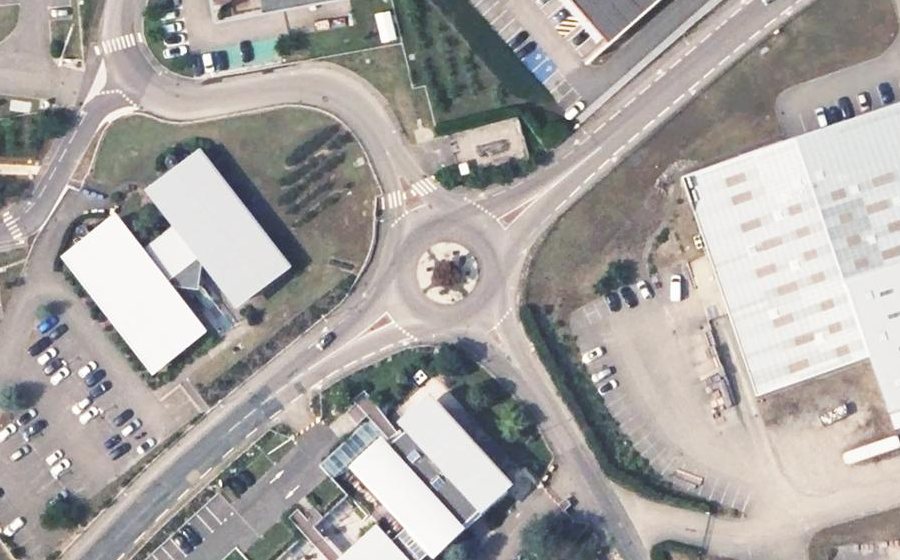 Vue aérienne du Rond-point anonyme n°117738240