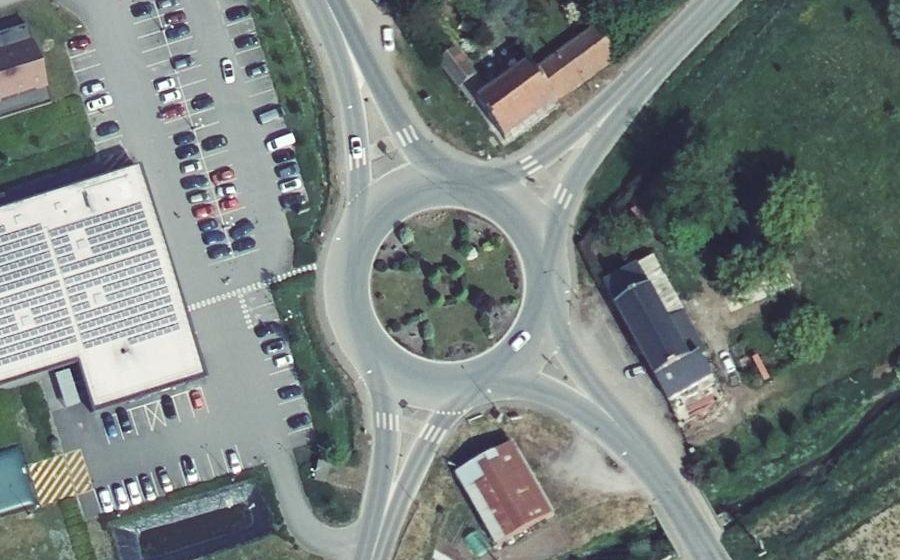 Vue aérienne du Rond-point anonyme n°117974113
