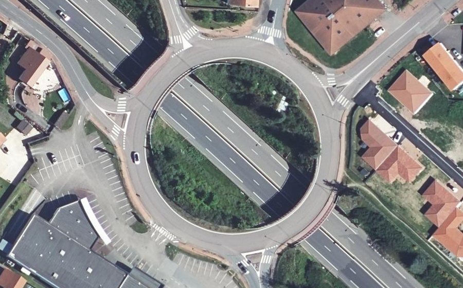 Vue aérienne du Rond-point anonyme n°118078291