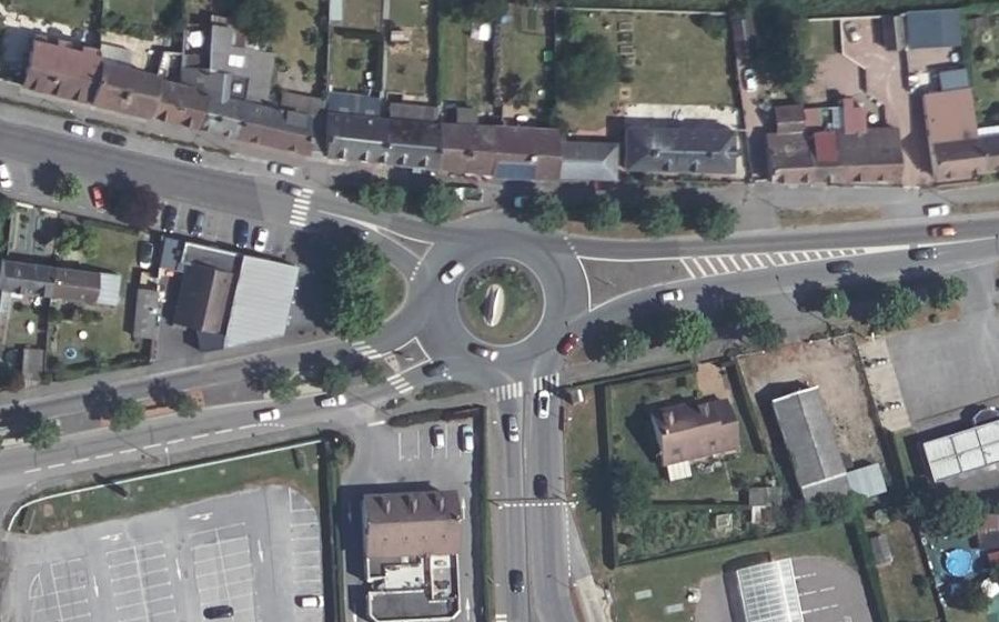 Vue aérienne du Rond-point anonyme n°118174899