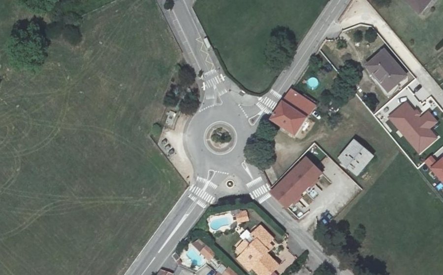 Vue aérienne du Rond-point anonyme n°118201939