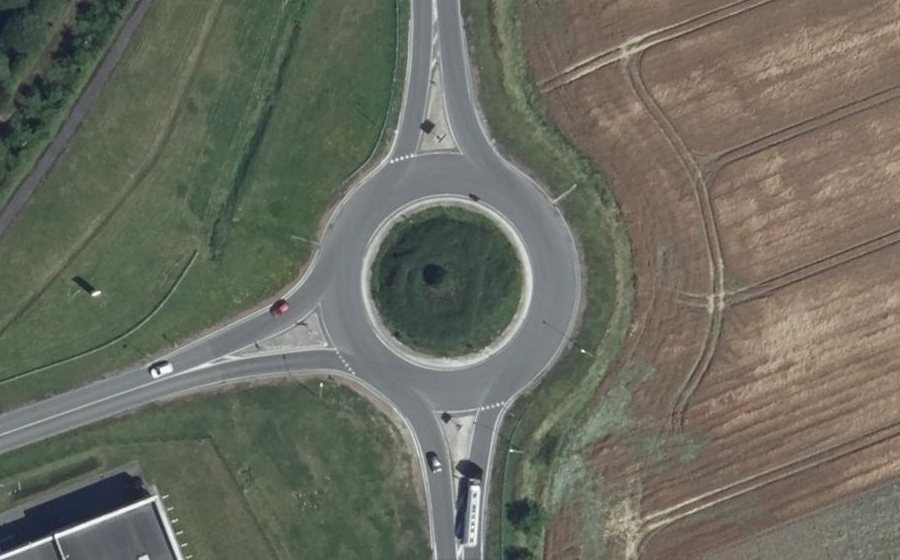 Vue aérienne du Rond-point anonyme n°1182178956