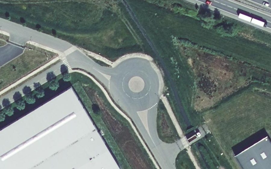 Vue aérienne du Rond-point anonyme n°1182443921