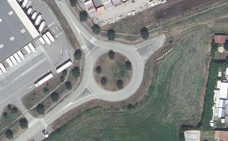 Vue aérienne du Rond-point anonyme n°118245399