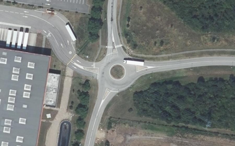 Vue aérienne du Rond-point anonyme n°118245403