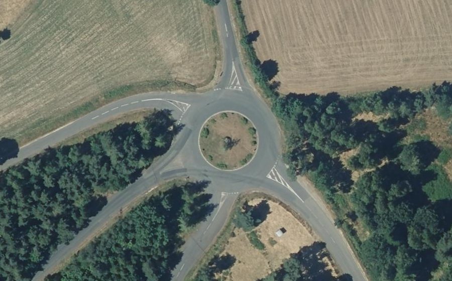 Vue aérienne du Rond-point anonyme n°118327160