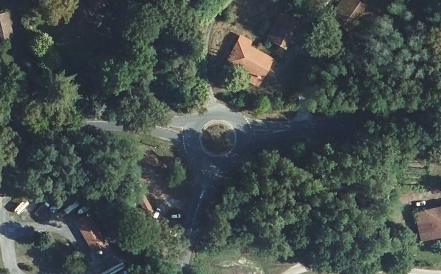 Vue aérienne du Rond-point anonyme n°118335667