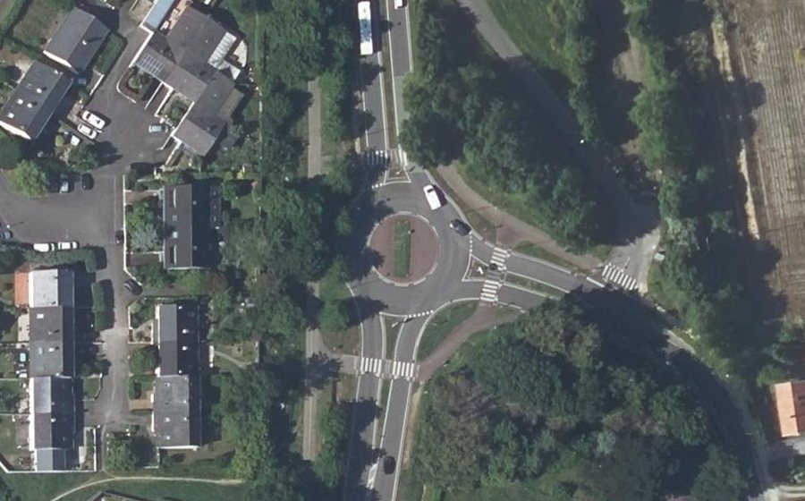 Vue aérienne du Rond-point anonyme n°1184244132