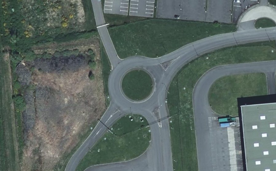 Vue aérienne du Rond-point anonyme n°118437080