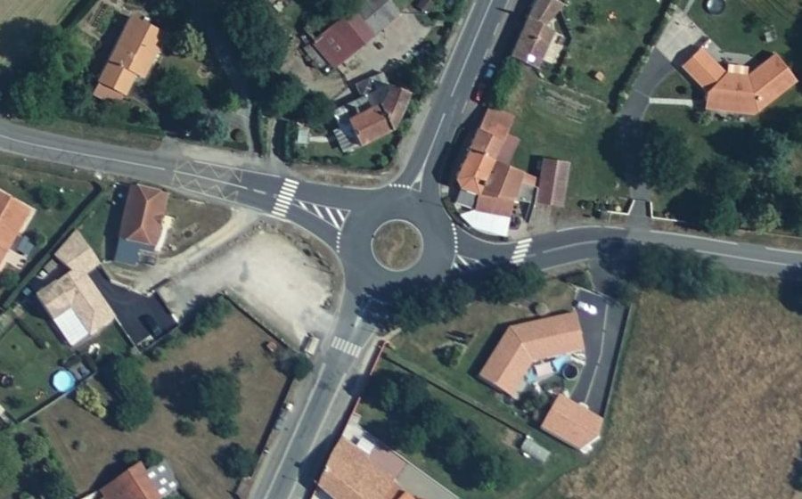 Vue aérienne du Rond-point anonyme n°118452736