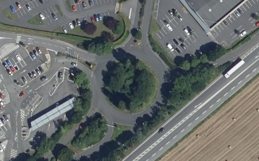 Vue aérienne du Rond-point anonyme n°118523679