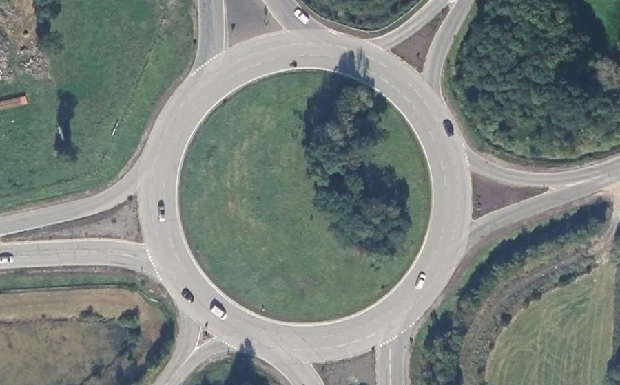 Vue aérienne du Rond-point anonyme n°118670359