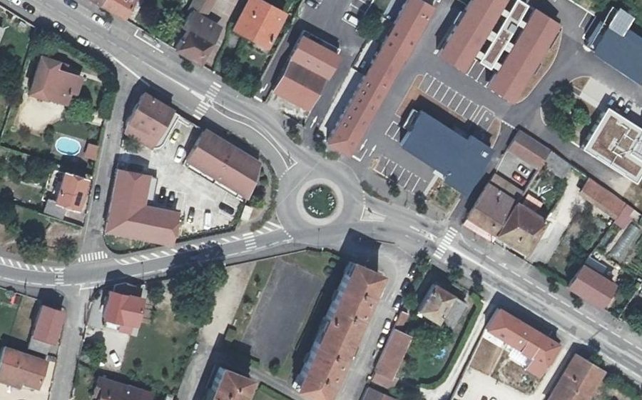 Vue aérienne du Rond-point anonyme n°118738679