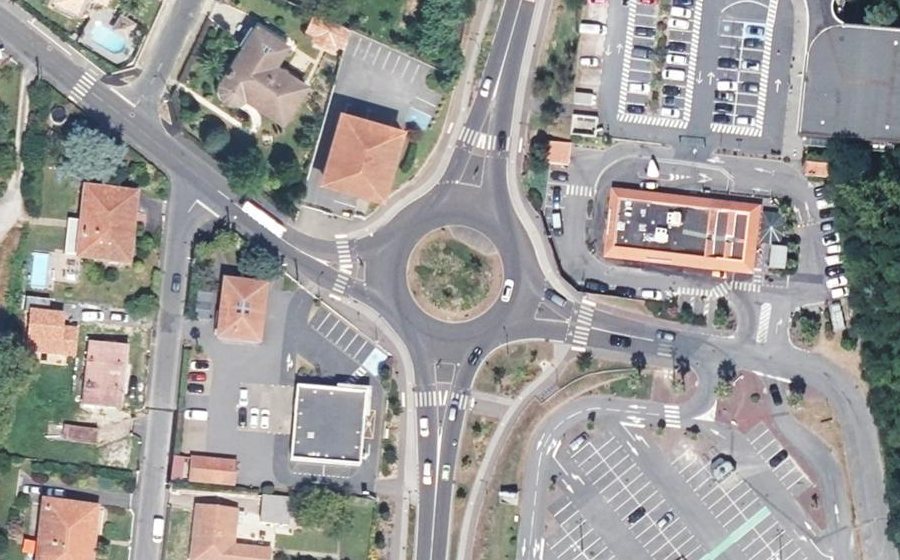Vue aérienne du Rond-point anonyme n°118751096