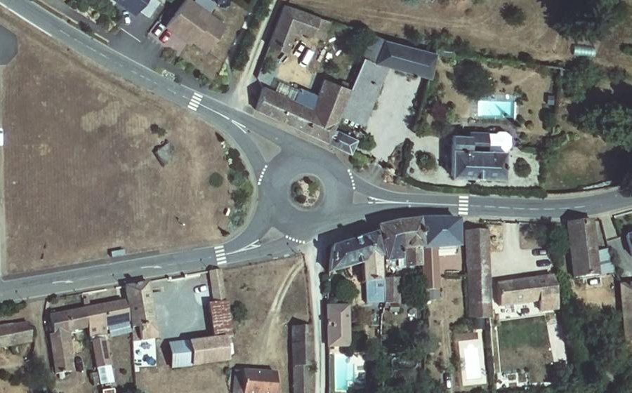 Vue aérienne du Rond-point anonyme n°118846609