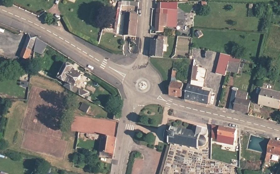 Vue aérienne du Rond-point anonyme n°118864266