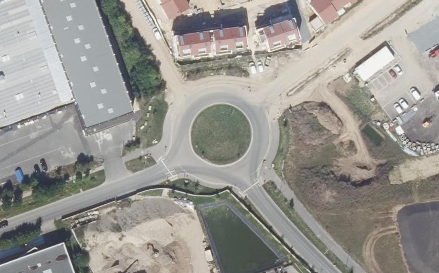 Vue aérienne du Rond-point anonyme n°1190379025