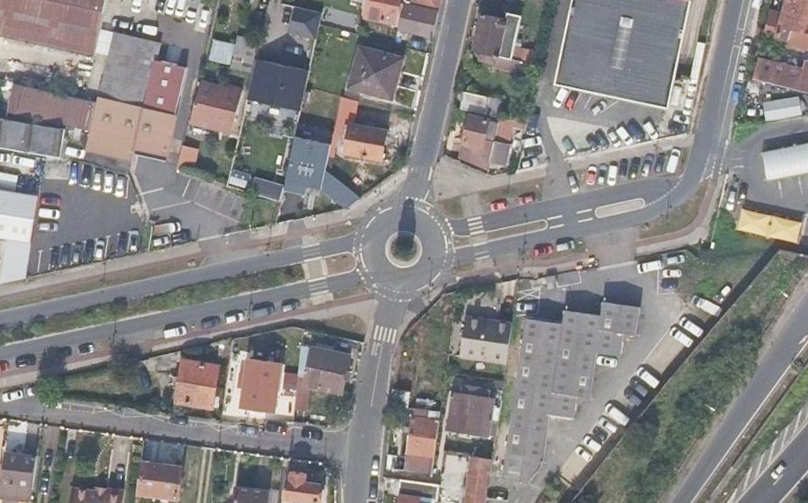 Vue aérienne du Rond-point anonyme n°119207754