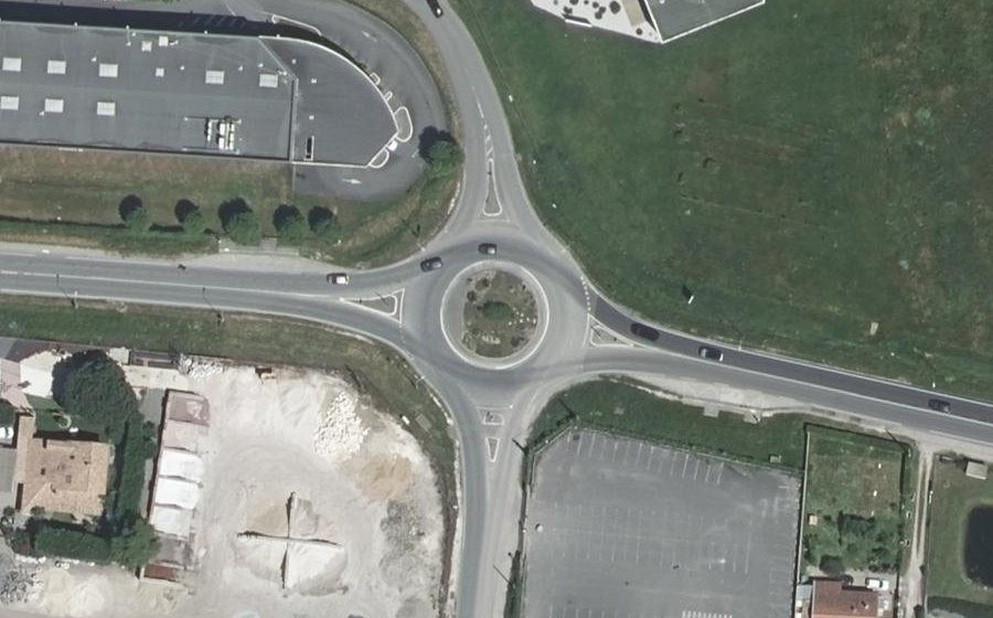 Vue aérienne du Rond-point anonyme n°119282520