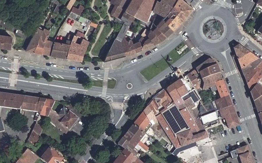 Vue aérienne du Rond-point anonyme n°119480505