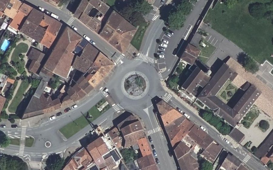 Vue aérienne du Rond-point anonyme n°119480514
