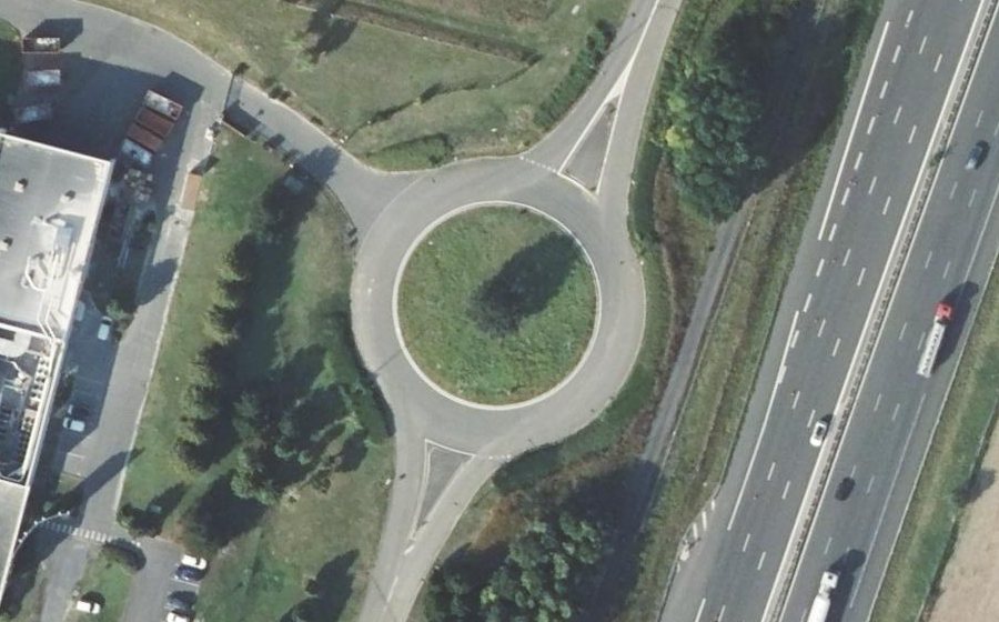 Vue aérienne du Rond-point anonyme n°119501310