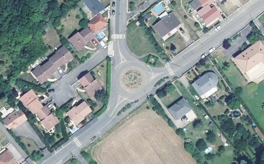 Vue aérienne du Rond-point anonyme n°119680091