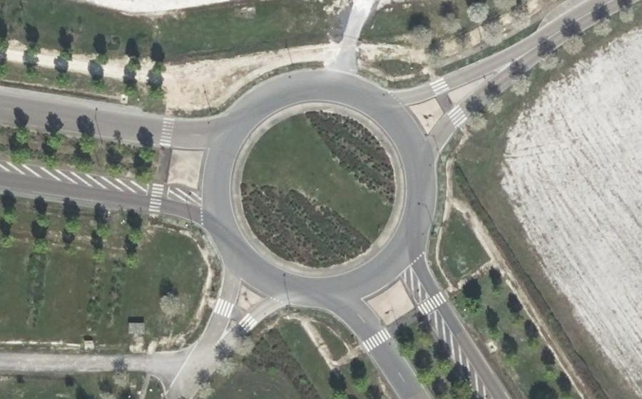 Vue aérienne du Rond-point anonyme n°119724810